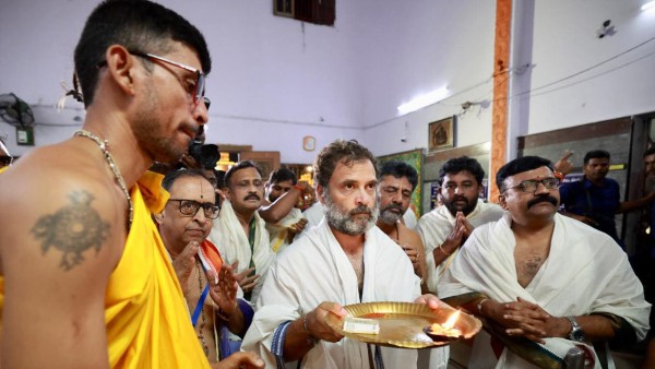 ಬೆಳ್ಳಿ ಖಡ್ಗವನ್ನು ಸ್ಪರ್ಶಿಸದೇ ನಯವಾಗಿ ತಿರಸ್ಕರಿಸಿದ ಸ್ವಾಮೀಜಿ ಬೆಳ್ಳಿ ಖಡ್ಗವನ್ನು ಸ್ಪರ್ಶಿಸದೇ ನಯವಾಗಿ ತಿರಸ್ಕರಿಸಿದ ಸ್ವಾಮೀಜಿ