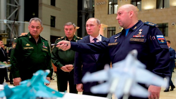 ಒಟ್ಟಾರೆ ಕಮಾಂಡರ್ ಆಗಿರುವ ಸುರೋವಿಕಿನ್ 