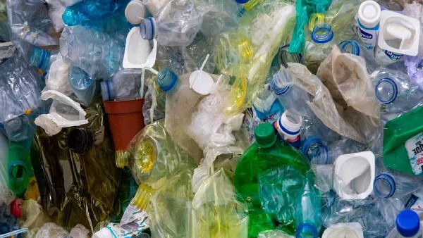  ವಿದೇಶಿಗರು ಶಾಲೆಗೆ ದೇಣಿಗೆ ನೀಡುತ್ತಾರೆ