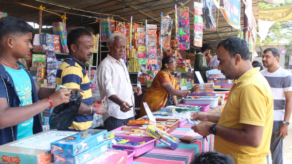 ಪಟಾಕಿ ಕೊಳ್ಳುವಲ್ಲಿ ನಿರತರಾದ ಗ್ರಾಹಕರು 
