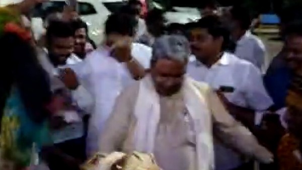Siddaramaiah stepped into Goravas dance in Molakalmuru taluk Kanakuppe 