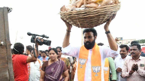 Minister B Sriramulu did Cleaning at Ballari Municipality Grounds where Congress Held function
