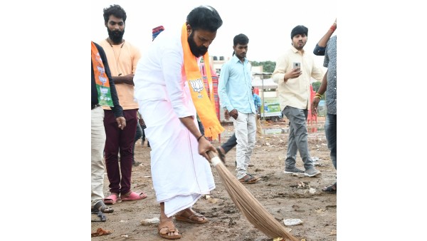 Minister B Sriramulu did Cleaning at Ballari Municipality Grounds where Congress Held function
