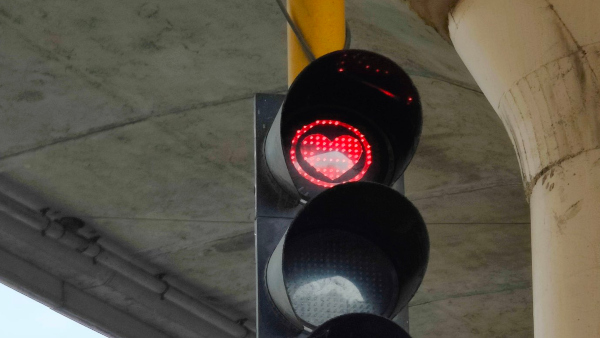 ಟ್ರಾಫಿಕ್‌ ಸಿಗ್ನಲ್‌ ಲೈಟ್‌ಗಳಲ್ಲಿ ಹೃದಯಾಕಾರದ ಚಿಹ್ನೆ