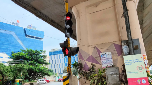 ಟ್ರಾಫಿಕ್‌ ಸಿಗ್ನಲ್‌ಗಳಲ್ಲಿ ಕ್ಯೂ ಆರ್ ಕೋಡ್‌