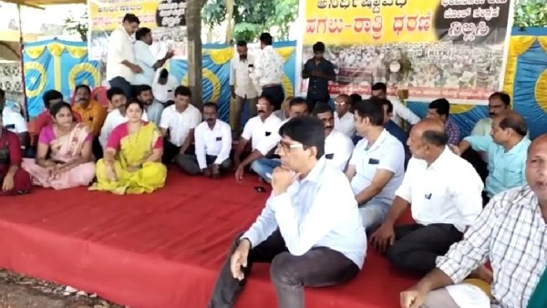 Toll gate Virodhi Horata Samithi Protest For Removal of Surathkal Toll Gate Toll gate Virodhi Horata Samithi Protest For Removal of Surathkal Toll Gate