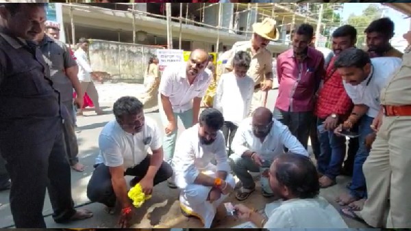 CT Ravi Gets Parrot Astrology near Hasanamba Temple in Hassan