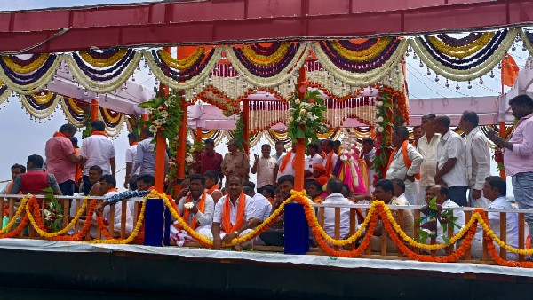  12 ವರ್ಷಗಳ ನಂತರ ಕೋಡಿಬಿದ್ದ ಕೆರೆ 