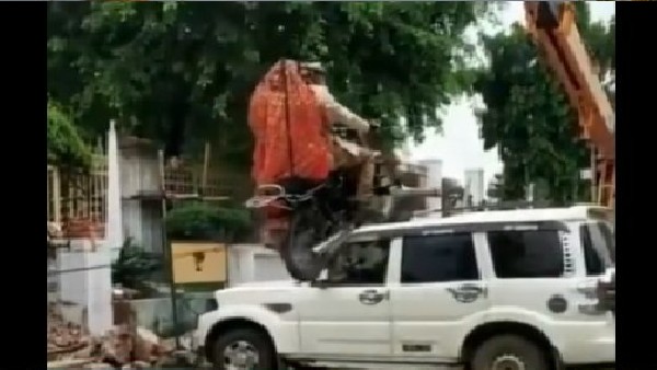 ಈ ಹಿಂದೆ ರಸ್ತೆ ಗುಂಡಿಯಲ್ಲಿ ಫೋಟೋ ಶೂಟ್