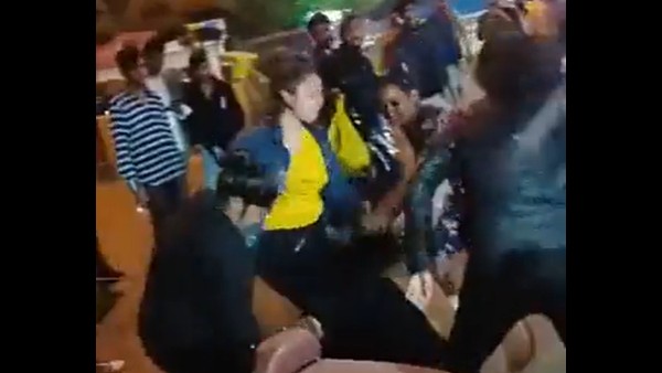 Another woman assaulted: A woman was beaten up by a mob on a busy road in Indore Another woman assaulted: A woman was beaten up by a mob on a busy road in Indore