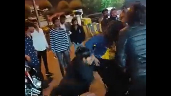 Another woman assaulted: A woman was beaten up by a mob on a busy road in Indore Another woman assaulted: A woman was beaten up by a mob on a busy road in Indore