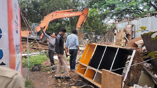 ಒತ್ತುವರಿ ಜಾಗದಲ್ಲಿದ್ದ 6 ಶೆಡ್ ತೆರವು 
