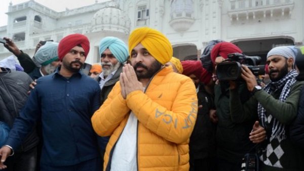 Huge protest near Punjab CMs house in Sangrur; police resort to lathi-charge Huge protest near Punjab CMs house in Sangrur; police resort to lathi-charge