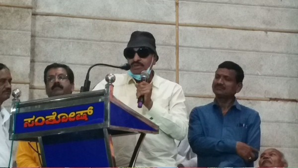  ಶ್ರೀನಿವಾಸ ಪ್ರಸಾದ್ ನಿವೃತ್ತರಾಗಬಾರದು 