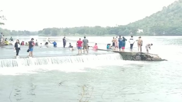 Tourists fun near Wesly Bridge of Shivanasamudra despite danger; Police are silent 