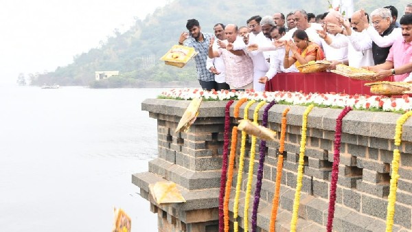 ವಿವಿ ಸಾಗರ ಜಲಾಶಯಕ್ಕೆ ಬಾಗೀನ ಅರ್ಪಣೆ 
