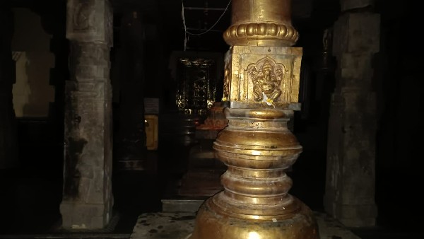  ಬ್ಯಾಟರಿ ಬೆಳಕಿನಲ್ಲೇ ದೇವರ ದರ್ಶನ ಪಡೆದ ಭಕ್ತಾಧಿಗಳು