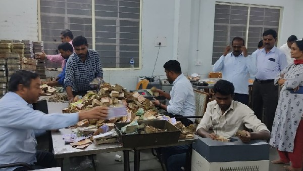  ಮಲೆಮಹದೇಶ್ವರ ಬೆಟ್ಟದಲ್ಲಿ ಹುಂಡಿ ಎಣಿಕೆ ಕಾರ್ಯ