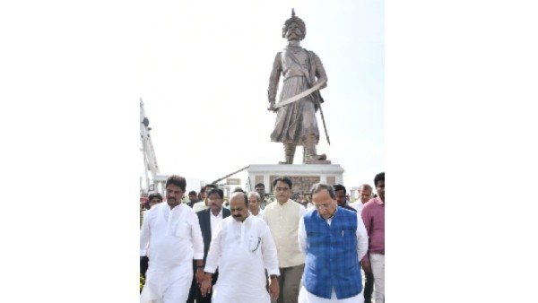 ಪ್ರಧಾನಿಗಳಿಂದ ಕನಕದಾಸ ಹಾಗೂ ವಾಲ್ಮೀಕಿ ಪ್ರತಿಮೆಗೆ ಪುಷ್ಪಾರ್ಚನೆ