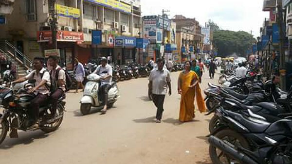 ಪಾದಚಾರಿ ಮಾರ್ಗ ಅಗತ್ಯ 