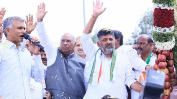 Mallikarjun Kharge Welcomed With Apple Garland In Bengaluru