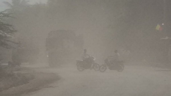 RTPS Negligence: Dust on Raichur main roads, Problem to Motorists