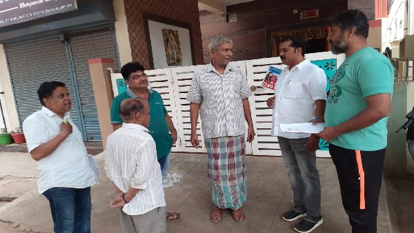 ಜನರೊಂದಿಗೆ ಬೆರೆತು ಜನರ ಸಮಸ್ಯೆ ಆಲಿಸುವ ಕಾರ್ಪೊರೇಟರ್ ಜನರೊಂದಿಗೆ ಬೆರೆತು ಜನರ ಸಮಸ್ಯೆ ಆಲಿಸುವ ಕಾರ್ಪೊರೇಟರ್