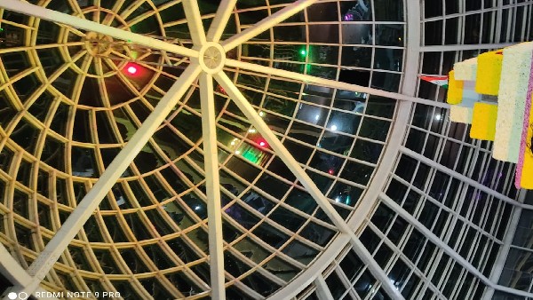  ಮನೆಯ ಸುತ್ತಲೂ ವಿದ್ಯುತ್ ದೀಪಾಲಂಕಾರ