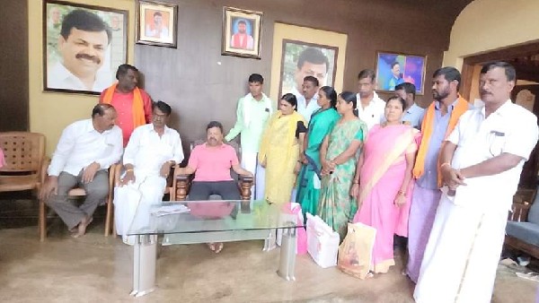 ಮಹಿಳೆಯರಿಗೆ ಶಾಸಕರಿಂದ ನಮಸ್ಕಾರ 