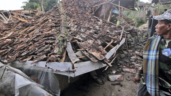 Earthquake on Java island: 162 dead, hundreds injured