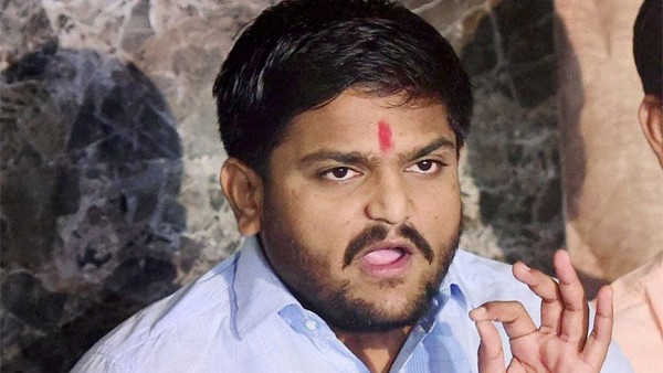 ಗನ್ ಮತ್ತು ಪಿಸ್ತೂಲ್ ಇಟ್ಟುಕೊಳ್ಳುವ ವ್ಯಕ್ತಿ