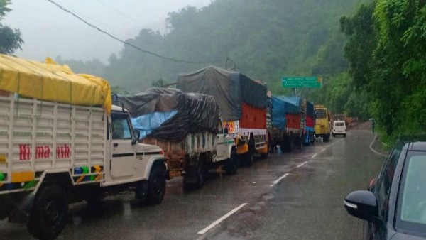 ಹಿಮಾಚಲ ಪ್ರದೇಶದಲ್ಲಿ ರಸ್ತೆ ಸಂಪರ್ಕ 