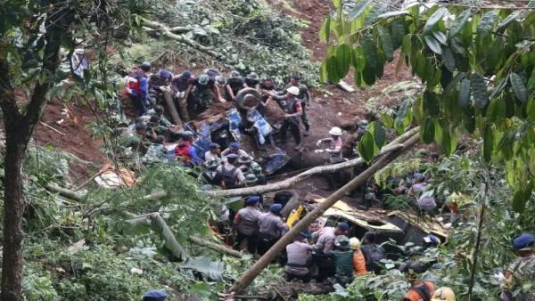 Six-year-old boy pulled alive from rubble of Indonesia quake