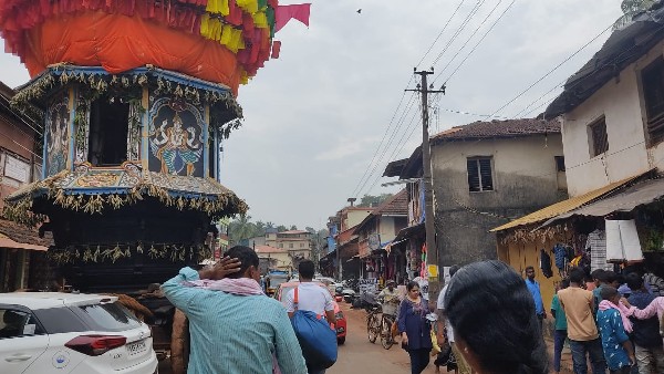 ದೇವಸ್ಥಾನದಿಂದ ನಾಮಫಲಕ ಅಳವಡಿಕೆ ದೇವಸ್ಥಾನದಿಂದ ನಾಮಫಲಕ ಅಳವಡಿಕೆ