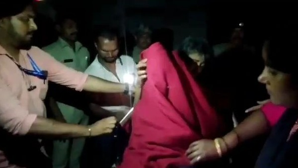 ರೇಣುಕಾ ರಾಯ್ಕರ್ರಿಂದ ವೃದ್ಧೆಗೆ ಚಿಕಿತ್ಸೆ ರೇಣುಕಾ ರಾಯ್ಕರ್ರಿಂದ ವೃದ್ಧೆಗೆ ಚಿಕಿತ್ಸೆ