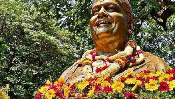 ಪಾದಚಾರಿ ಮಾರ್ಗಗಳಲ್ಲಿ ಇವೆ ಹಲವು ಪ್ರತಿಮೆಗಳು