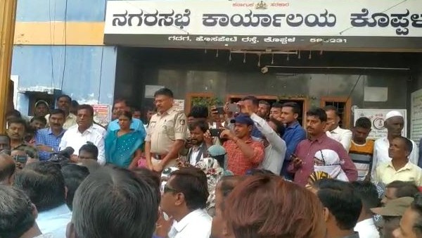 Woman dies after being stabbed by cattle in koppal, protest 