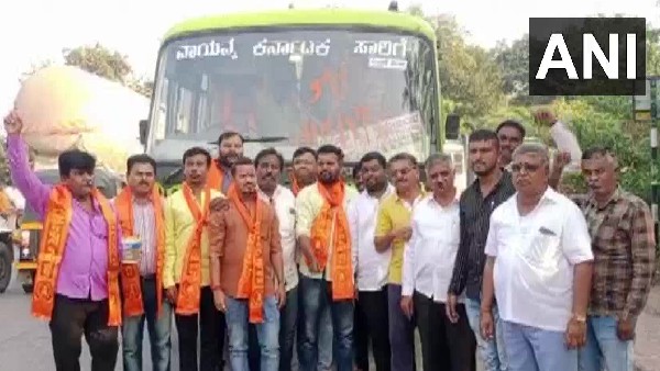 Karnataka - Maharashtra Border Row: Protesters Paint over Karnataka Buses