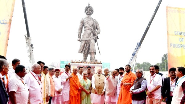 Modi unveiled the Statue of Nadaprabhu Kempegowda 