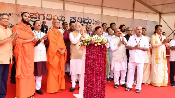 Modi unveiled the Statue of Nadaprabhu Kempegowda 