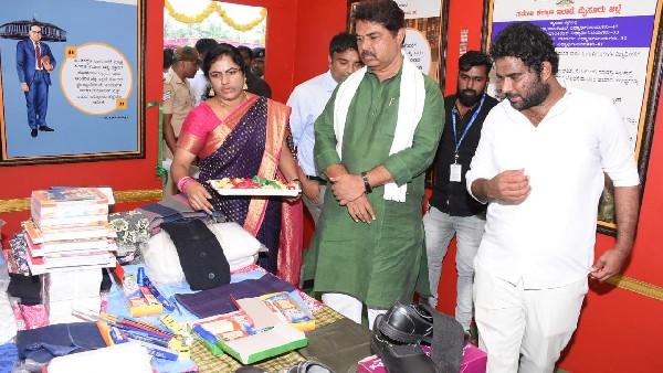 ಮಳೆ ಹಾನಿಗೆ ಒಳಗಾದವರಿಗೆ ಪರಿಹಾರ ಮಳೆ ಹಾನಿಗೆ ಒಳಗಾದವರಿಗೆ ಪರಿಹಾರ