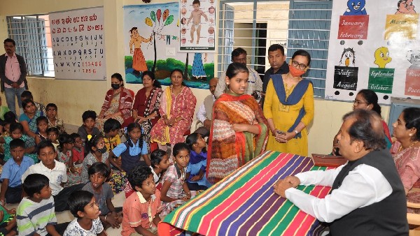 Safai Karmachari Commission chairman M Shivanna visit Pourakarmika School at Kuduremala, Mysuru Safai Karmachari Commission chairman M Shivanna visit Pourakarmika School at Kuduremala, Mysuru