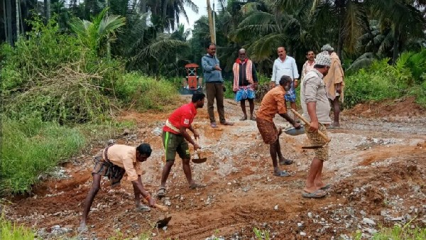 Tumakuru Farmer spends Rs 1.5 lakh To repair road Tumakuru Farmer spends Rs 1.5 lakh To repair road