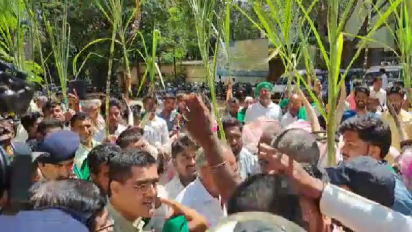Farmers Protest in Dharwad Demanding Scientific Price for Sugarcane has Entered the 3rd day Farmers Protest in Dharwad Demanding Scientific Price for Sugarcane has Entered the 3rd day