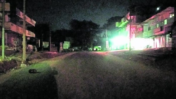 ಟಾರ್ಚ್‌ ಬೆಳಕಿನಲ್ಲೆ ಜನರ ತಿರುಗಾಟ 