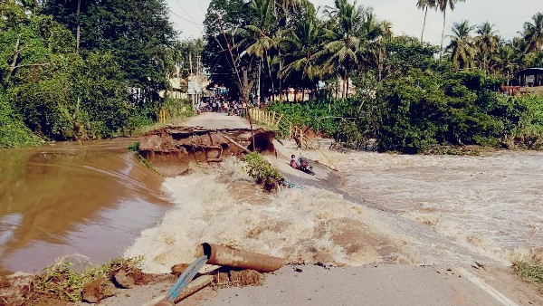  ಗ್ರಾಮಸ್ಥರಿಂದ ತಾತ್ಕಾಲಿಕ ಸೇತುವೆ ನಿರ್ಮಾಣ