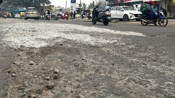 A man Protest on Road After Accident due To Pothole that video viral