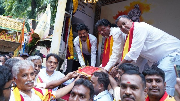 Kempegowda Statue Handover of soil to Ashwath Narayan after grand procession