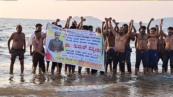 Karwar; Opposition to Superintendent of Police transfer, protest in sea