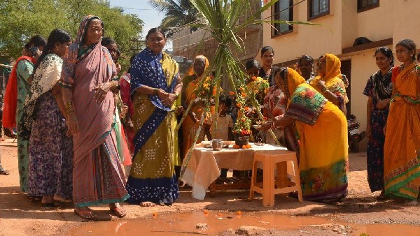 People Performing Tulsi Puja on the Pothole Road in Hubballi to Embarrass Government 